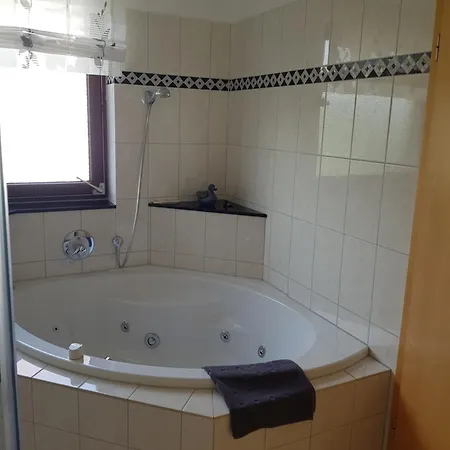 Schöne 120-qm-ferienwohnung - Sonnenterrasse - Stadtgrenze Lübeck *